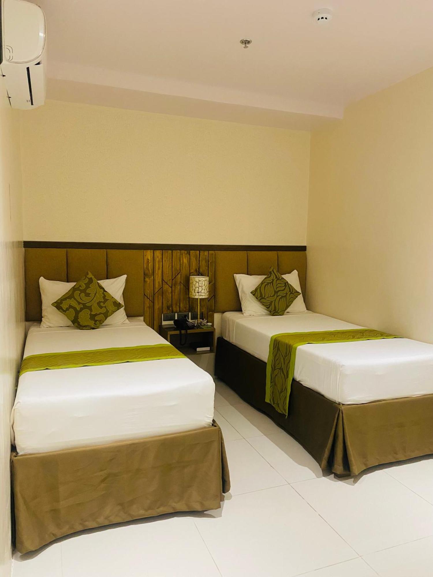 Maxi Hotel And Event Center Tagbilaran Exterior foto