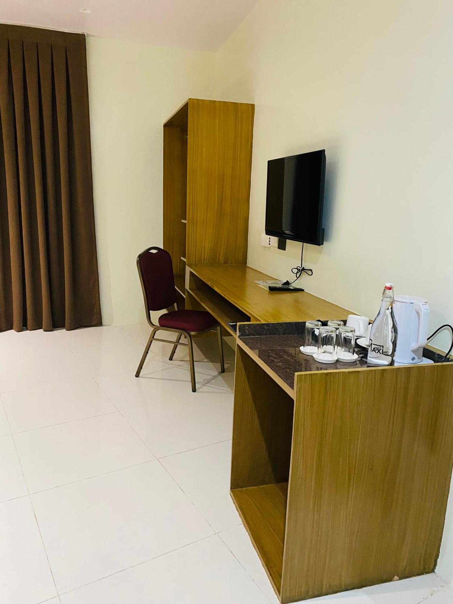 Maxi Hotel And Event Center Tagbilaran Exterior foto